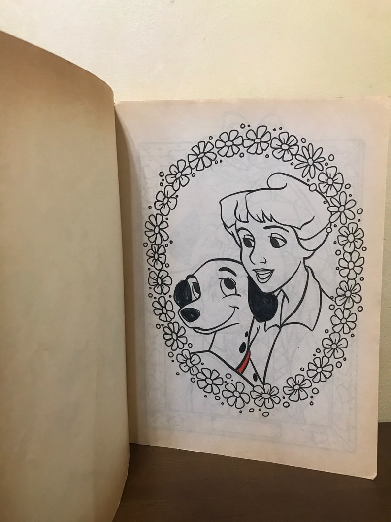 以下が含まれることがあります： 女の子とダルメシアンの犬の白黒のイラスト。女の子は襟付きのシャツを着て、犬の腕を回しています。彼らは花の輪で囲まれています。