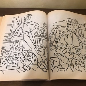 以下が含まれることがあります： 男性と女性がたくさんのダルメシアンの子犬といる白黒のイラスト。男性は立っていて、女性は座っています。子犬たちは彼らの周りにいます。