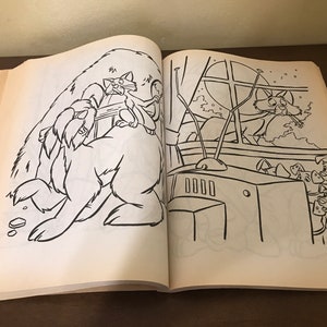 以下が含まれることがあります： ディズニー映画「おしゃれキャット」のシーンを描いた白黒の塗り絵ページ。ページには、大きな猫の上に座っている猫と、背景にテレビが描かれています。背景には、小さな猫もいくつかいます。
