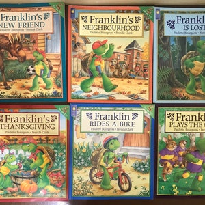 Peut inclure: Un ensemble de six livres pour enfants mettant en sc&egrave;ne une tortue nomm&eacute;e Franklin. Les livres sont intitul&eacute;s "Le nouveau copain de Franklin", "Le quartier de Franklin", "Franklin est perdu", "L'Action de gr&acirc;ce de Franklin", "Franklin fait du v&eacute;lo" et "Franklin joue au jeu".