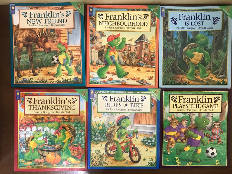 Peut inclure: Un ensemble de six livres pour enfants mettant en sc&egrave;ne une tortue nomm&eacute;e Franklin. Les livres sont intitul&eacute;s "Le nouveau copain de Franklin", "Le quartier de Franklin", "Franklin est perdu", "L'Action de gr&acirc;ce de Franklin", "Franklin fait du v&eacute;lo" et "Franklin joue au jeu".