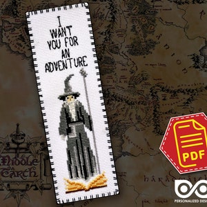 Peut inclure: Un marque-page en point de croix représentant un sorcier avec une baguette et un livre. Le marque-page est blanc avec des points noirs et gris. Le texte sur le marque-page est "Je veux que tu partes à l'aventure".