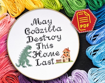 Wzór haftu krzyżykowego Godzilla, zabawny projekt haftu cytatem do ręcznie robionych dekoracji domowych „Oby Godzilla zniszczyła ten dom na zawsze” — pobierz w formacie PDF