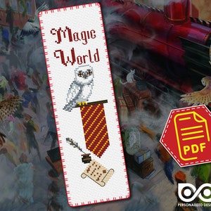 Może przedstawiać: Zakładka haftowana z białym sową, czerwoną i złotą szarfą, piórem i kałamarzem. Zakładka nosi tytuł "Magic World".