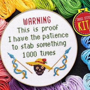Kit de punto de cruz de calavera para adultos con frase divertida: "Advertencia: Esta es la prueba de que tengo la paciencia para apuñalar algo mil veces". Kit de manualidades.