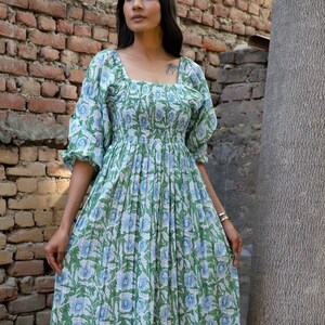 grünes langes Maxikleid mit Blockprint - eckiger Ausschnitt mit gesmoktem Baumwollkleid - Langarm Boho Maxi