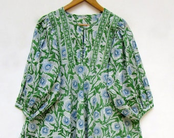 Op de afbeelding: Een groene en blauwe bloemenprint katoenen jurk met een v-hals en 3/4 mouwen. De jurk heeft een geplooide rok en een gerimpelde zoom.