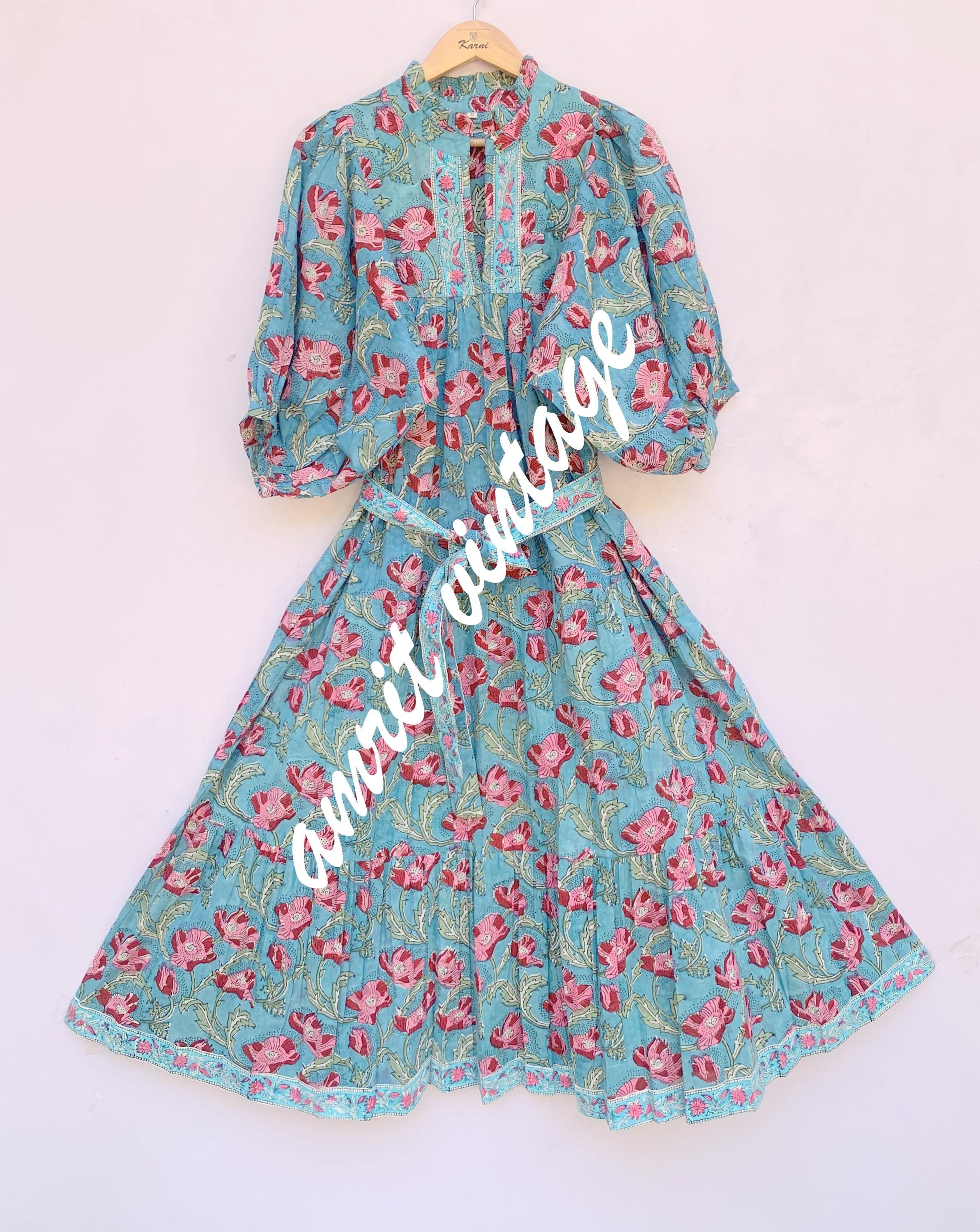 キュートなブルーとピンクの花柄の夏用マキシドレス - Vネック