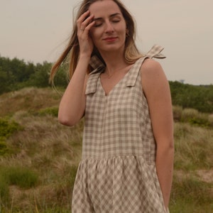 Checkered linen casual women dress with pockets, Below the knee length sleeveless robe, Midi length sundress, Casual spaghetti strap dress