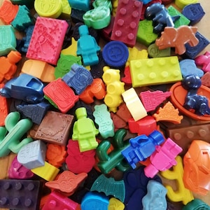 64 Mixed Crayon Party Favours