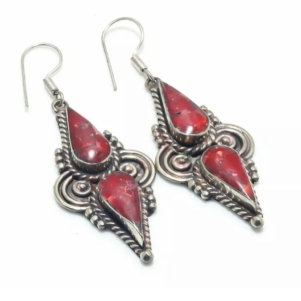 Boucles d'oreilles népalaises en corail rouge de 2,56 pouces, boucles d'oreilles tribales tibétaines en rouge, boucles d'oreilles ethniques indiennes, bijoux tribaux vintage, gouttes boho argentées