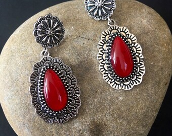 Orecchini tribali in argento con gocce di corallo, orecchini boho in argento, orecchini indiani gitani, orecchini aztechi, orecchini del Rajasthan, orecchini tibetani