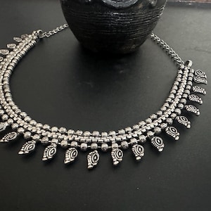 インドのラジャスタン州産酸化シルバーのチョーカーネックレス、シルバーメッキの金属彫刻が施された首輪ネックレス、ヴィンテージデザイン、ボヘミアンレトロジュエリー