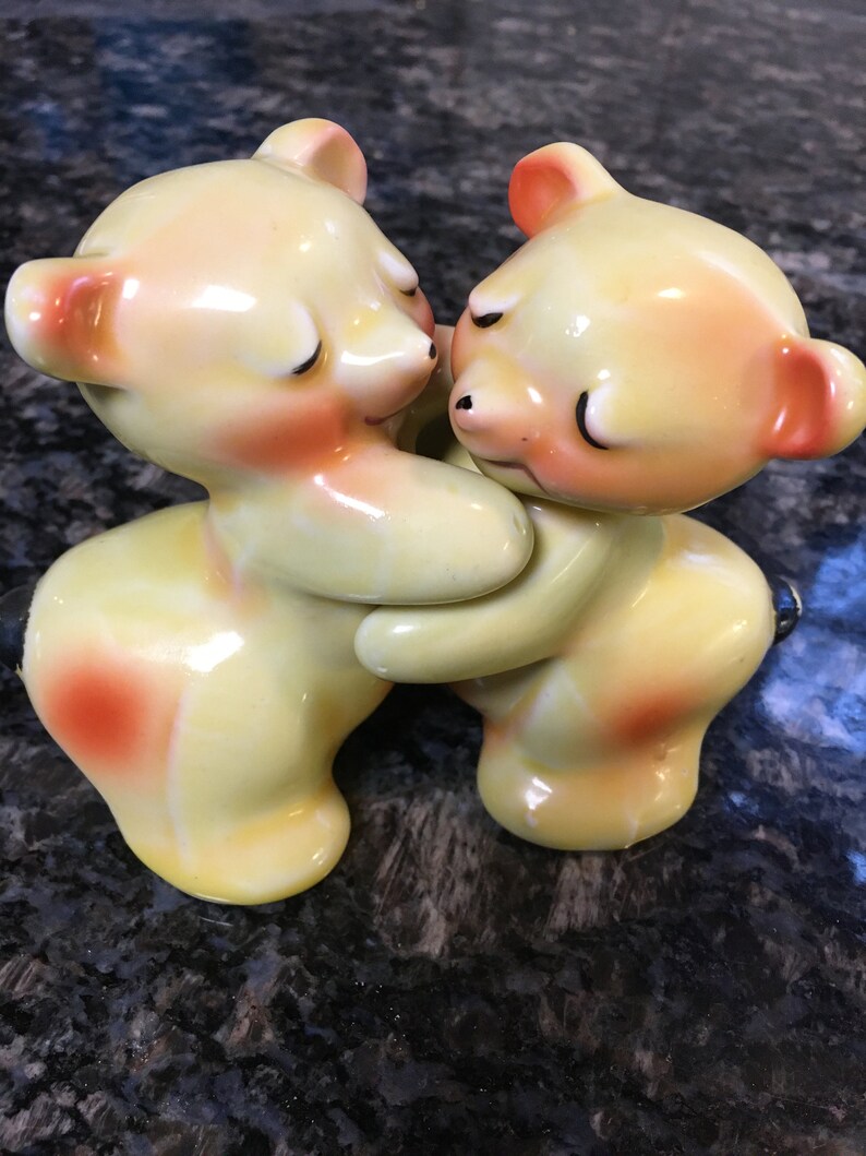 Adorable 1940's Bear Hug Salt and Pepper Shakervan Etsy