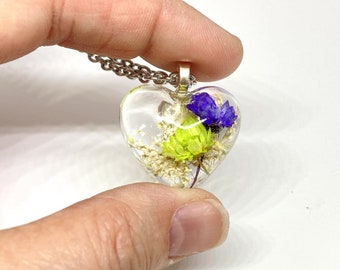 Necklace with heart-shaped pendant | Epoxy resin heart with natural dried flowers | Gift for woman | Mothers' Day gift