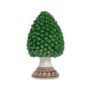 Sizilianischer Tannenzapfen aus Keramik „Pinecone“ Grün mit verziertem Sockel L.17 x H. 30 cm