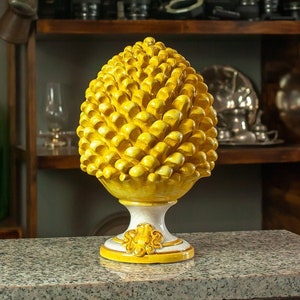 Pomme de pin en céramique sicilienne jaune L. 20 x H. 32 cm