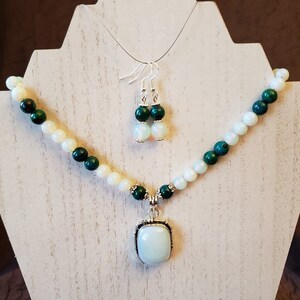 Gemstone Bead Necklace Set - Flower Clasp