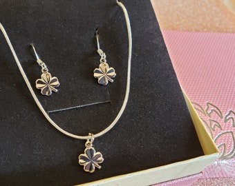 Conjunto de collar de trébol de cuatro hojas