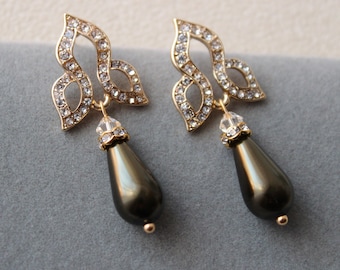 Pendientes colgantes Art Déco dorados: Pendientes colgantes de perlas verdes estilo vintage para bodas.