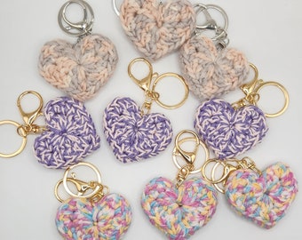 Handgemaakte veelkleurige sleutelhanger met gehaakt hart - 3 x 3 inch geüpcycled wol, katoengaren Perfect cadeau Valentijnscadeau Gehaakte sleutelhanger met hart