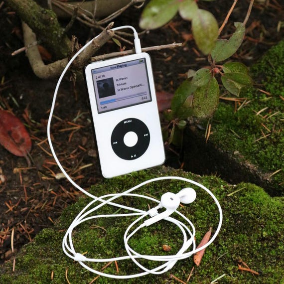Apple Ipod Classic 5th Generation Video White & Black (up to 1TB Apple Ipod Classic 5th Generation Video White & Black (up to 1TB
