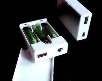 USB battery box with switch for 3 AA batteries for connection to paper star cable or light chain cable with USB plug