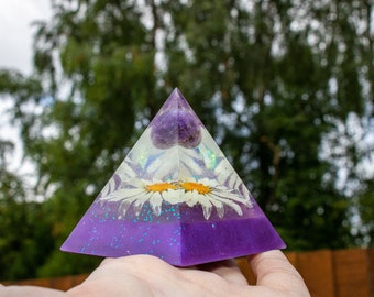 Custom Pyramid Resin Giza, Amethyst and Big Real Pressed Daisy Flower. Memorial Pieces Flower Preservation. Birthday Gift Her