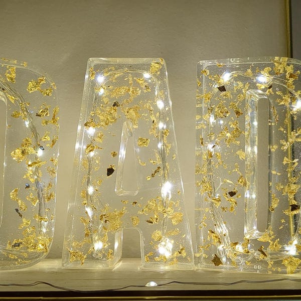 Lampe lettres grandes lettres lumineuses en résine, flocons d'or, initiales personnalisées pour la fête des mères. Ornements, cadeaux, décoration d'intérieur, veilleuse. Cadeau fait main pour elle