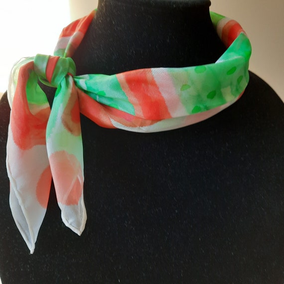 Sciarpa di seta dipinta a mano rossa verde dipinta a mano