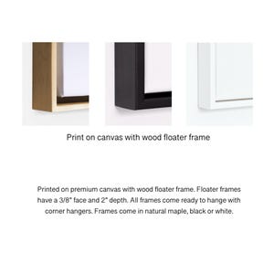 May include: Close-up of three different wood floater frames for canvas prints. The frames are in natural maple, black, and white. The frames are 1 cm thick and 5 cm deep.