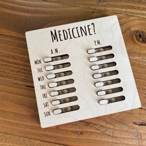 Wood Daily Medication Tracker Pill Reminder Supplies Wood Toggle Chart Weekly AM PM Medicine Refrigerator Magnet Gift For Mom Or Dad Bild 3