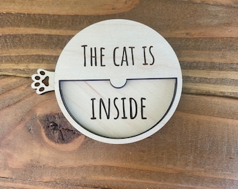 El gato está dentro/fuera del imán de la puerta - Letrero de recordatorios de mascotas de madera - Regalo para amantes de los gatos cortado con láser / grabado - Accesorios para mascotas