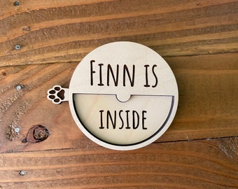 Aimant de porte personnalisé « Chien à l'intérieur/à l'extérieur » - Panneau en bois avec indication pour animaux de compagnie - Cadeau pour amoureux des chiens découpé/gravé au laser