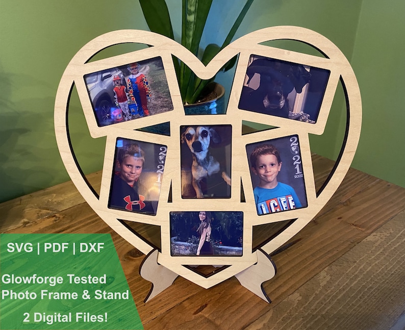 Peut inclure: Un cadre photo en bois en forme de c&oelig;ur avec un support. Le cadre a sept ouvertures pour photos, dispos&eacute;es selon un motif unique. Le cadre est en bois naturel et a un aspect rustique.