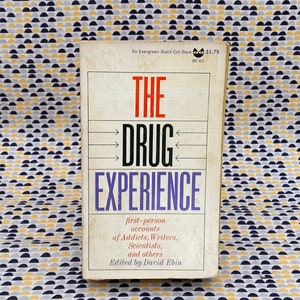 Può includere: Un libro bianco con un titolo in nero e rosso "THE DRUG EXPERIENCE". Il libro fa parte della serie Evergreen Black Cat Book e costa $ 1,75. Il libro presenta resoconti in prima persona di tossicodipendenti, scrittori, scienziati e altri. A cura di David Ebin.