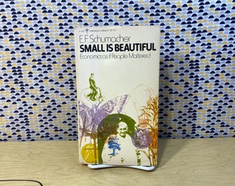 Lo pequeño es hermoso - Económico como si la gente importara - E.F. Schumacher - Libro de bolsillo vintage - Edición de biblioteca perenne
