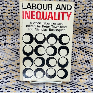 Puede incluir: Un libro blanco con el título "Labour and Inequality" en negro y rojo. La portada del libro presenta un patrón de círculos negros sobre un fondo blanco. El subtítulo dice "sixteen fabian essays edited by Peter Townsend and Nicholas Bosanquet".