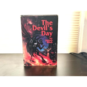 以下が含まれることがあります： ジェームズ・ブリッシュ著「The Devil's Day」というタイトルのヴィンテージハードカバー本。表紙には、赤いタイトルと著者の名前が黄色で、炎の上に翼のある悪魔の暗いイラストが描かれています。