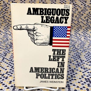 Puede incluir: Un libro blanco con el título "Ambiguous Legacy: The Left in American Politics" de James Weinstein. La portada presenta una mano apuntando hacia la derecha con una bandera estadounidense en el fondo.