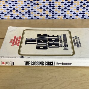 K&ouml;nnte beinhalten: Ein wei&szlig;es Buch mit einem goldenen und schwarzen Titel, der "The Closing Circle" von Barry Commoner lautet. Das Buch ist ein Sachbuch &uuml;ber die Umwelt.