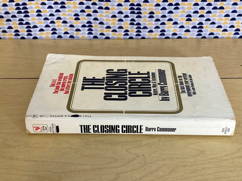 K&ouml;nnte beinhalten: Ein wei&szlig;es Buch mit einem goldenen und schwarzen Titel, der "The Closing Circle" von Barry Commoner lautet. Das Buch ist ein Sachbuch &uuml;ber die Umwelt.