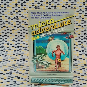 以下が含まれることがあります： マイクロアドベンチャーシリーズの6.8巻「The Big Freeze」の表紙。表紙には、雪が降るビーチを走る男性と、背景に大きな白い丸い物体が描かれている。マイクロアドベンチャーの文字は、黄色で大きく、赤い縁取りがされている。