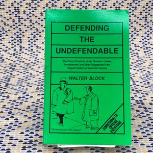 Defendendo o indefensável: o cafetão, a prostituta, o fura-greve, o senhorio da favela, o difamador - Walter Block - Livro de bolso vintage - Edição Fox & Wilkes