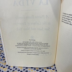 Op de afbeelding: Een close-up van de copyrightpagina van een boek getiteld "La Vida" van Oscar Lewis. Het boek werd voor het eerst gedrukt in 1965 en 1966. Het werd uitgegeven door Random House, Inc. en Random House of Canada Limited. Delen van het boek werden oorspronkelijk gepubliceerd in Harper's, Commentary en Scientific American.