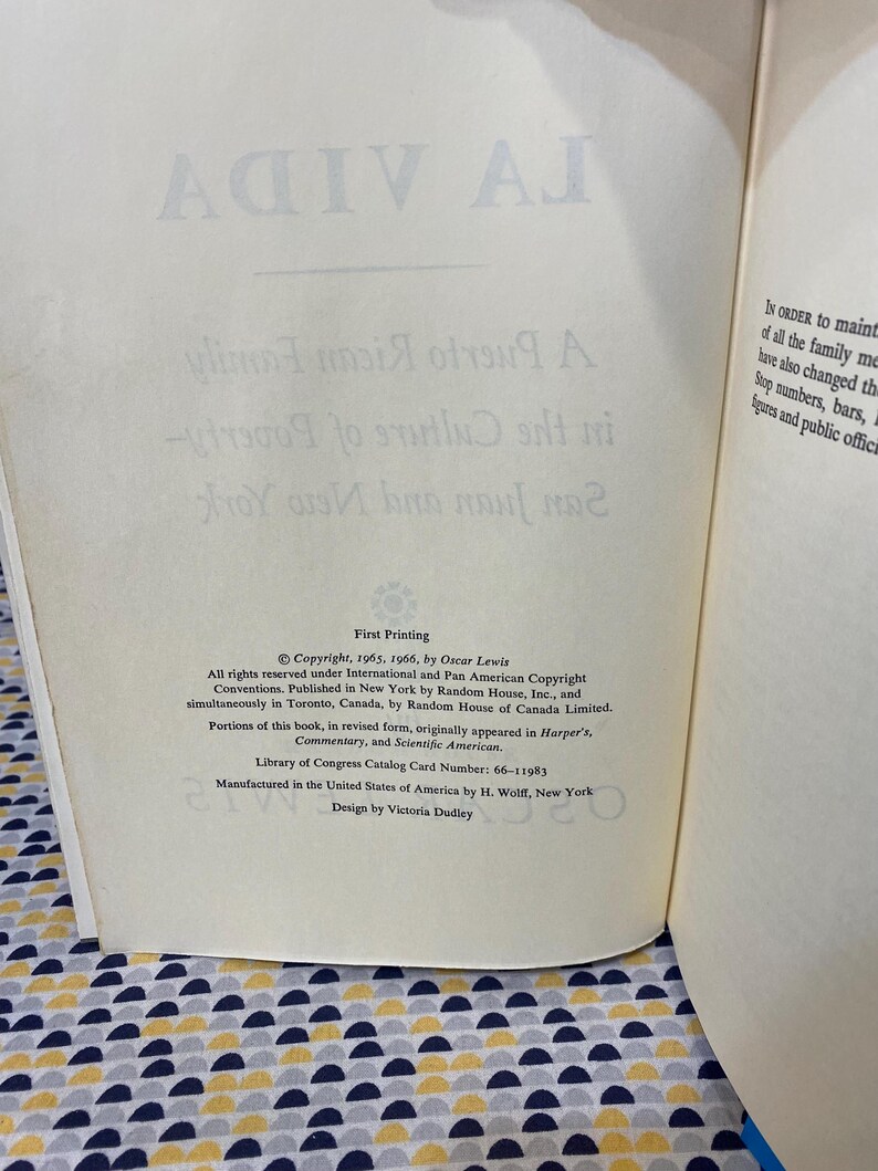 Op de afbeelding: Een close-up van de copyrightpagina van een boek getiteld "La Vida" van Oscar Lewis. Het boek werd voor het eerst gedrukt in 1965 en 1966. Het werd uitgegeven door Random House, Inc. en Random House of Canada Limited. Delen van het boek werden oorspronkelijk gepubliceerd in Harper's, Commentary en Scientific American.