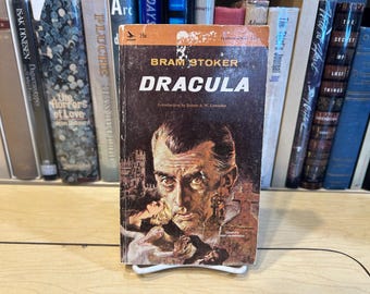 Dracula - Bram Stoker - Vintage Paperback Book - Airmont Edition