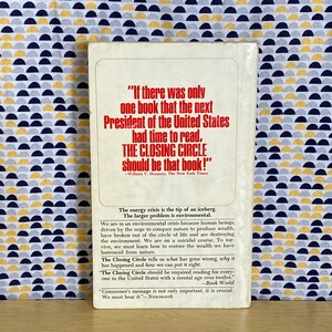 K&ouml;nnte beinhalten: Der hintere Umschlag eines Buches mit dem Titel "The Closing Circle" von Barry Commoner. Der Umschlag enth&auml;lt ein Zitat von William V. Shannon, The New York Times, der sagt: "Wenn es nur ein Buch g&auml;be, das der n&auml;chste Pr&auml;sident der Vereinigten Staaten lesen k&ouml;nnte, dann sollte es THE CLOSING CIRCLE sein!" Der Umschlag enth&auml;lt auch eine Zusammenfassung des Buchinhalts, die die Umweltkrise und die Notwendigkeit hervorhebt, den Reichtum wiederherzustellen, den wir der Natur entnommen haben.