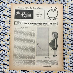 Puede incluir: Una copia vintage de la revista "The Realist" de abril de 1966, con el titular "I WAS AN ABORTIONIST FOR THE FBI". La portada incluye una ilustración de dibujos animados de una mujer embarazada y una puerta, con la palabra "Falcon" firmada debajo.