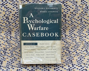 A Psychological Warfare Casebook - Daugherty et Janowitz - livre à couverture rigide vintage - 1955 Johns Hopkins Press